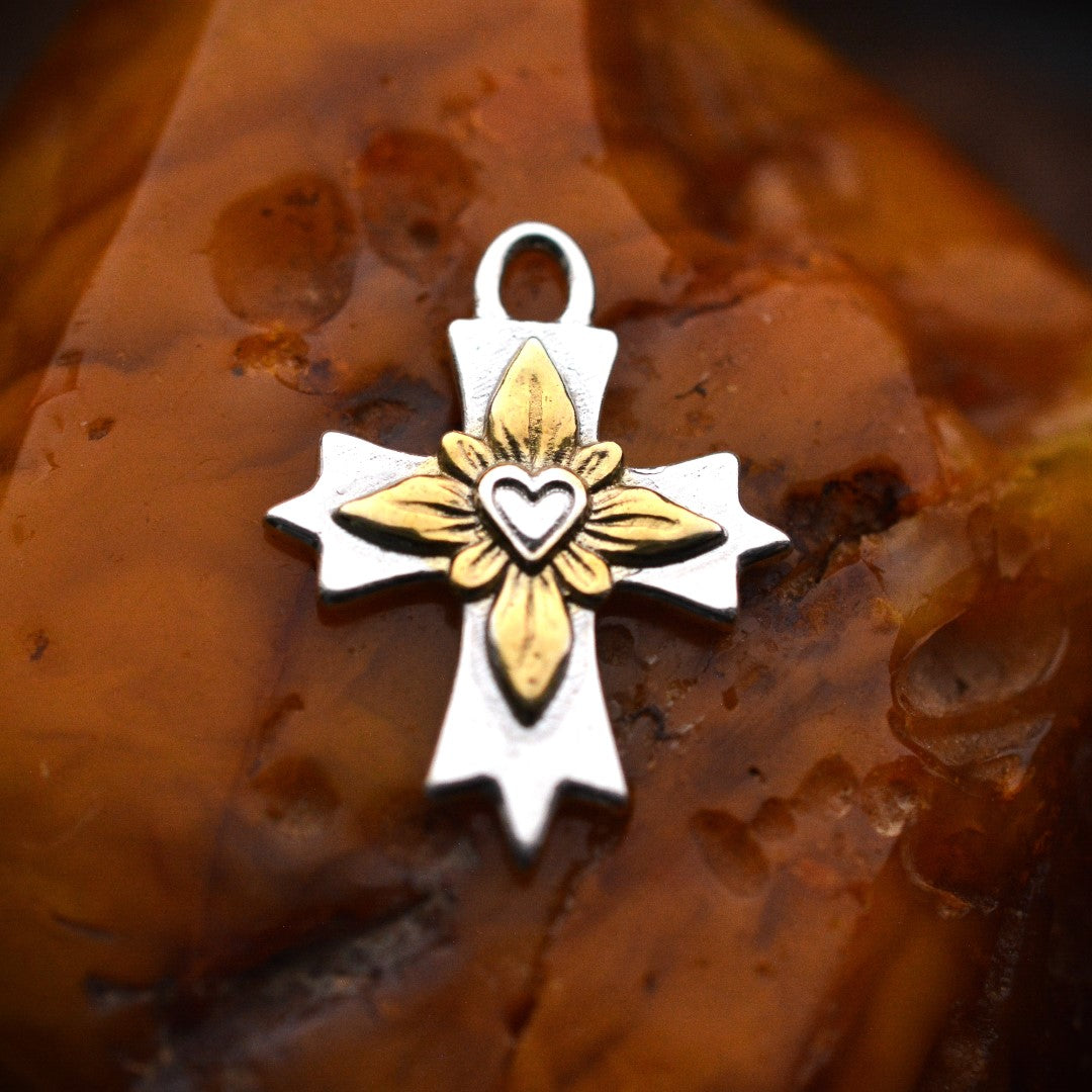 Сребърен медальон 925 кръст със златни акценти и сърце, символ на вяра, любов и закрила, ръчно изработено бохо-рустик скулптурно бижу от Арт Дива.