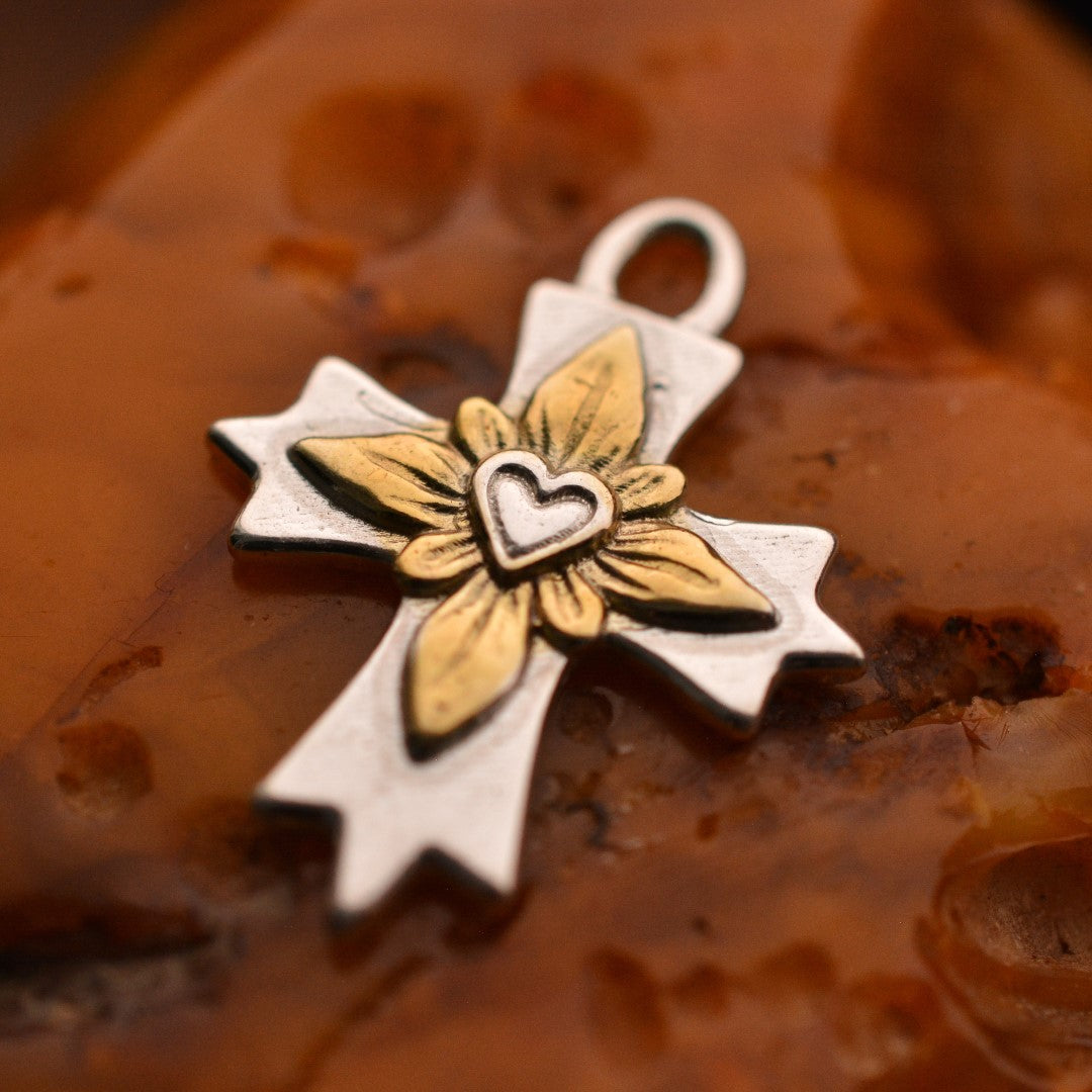 Сребърен медальон 925 „Кръстът на Светлината“ – символ на вяра и закрила | Бохо – рустик – скулптурно бижу | Арт Дива