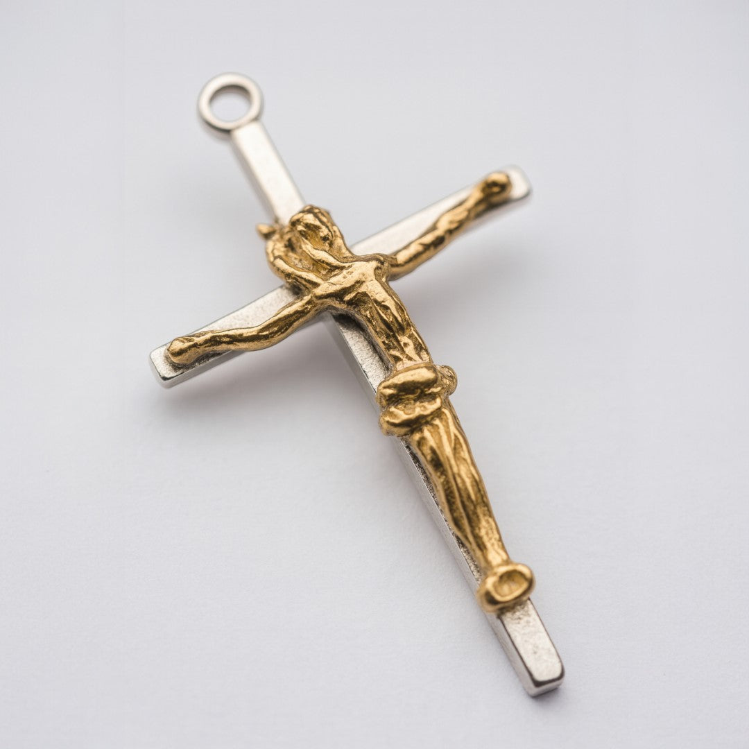 Сребърен медальон 925 „Златният кръст на Вярата“ – символ на духовност и закрила | Бохо – рустик – скулптурно бижу | Арт Дива