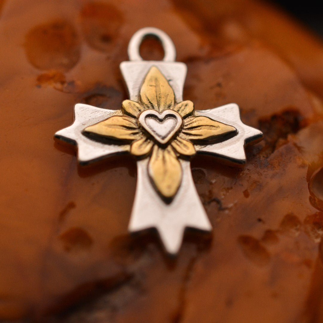 Сребърен медальон 925 „Кръстът на Светлината“ – символ на вяра и закрила | Бохо – рустик – скулптурно бижу | Арт Дива