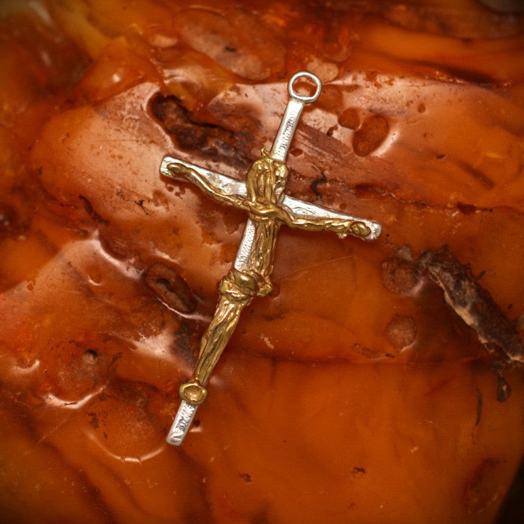 Сребърен медальон 925 „Златният кръст на Вярата“ – символ на духовност и закрила | Бохо – рустик – скулптурно бижу | Арт Дива