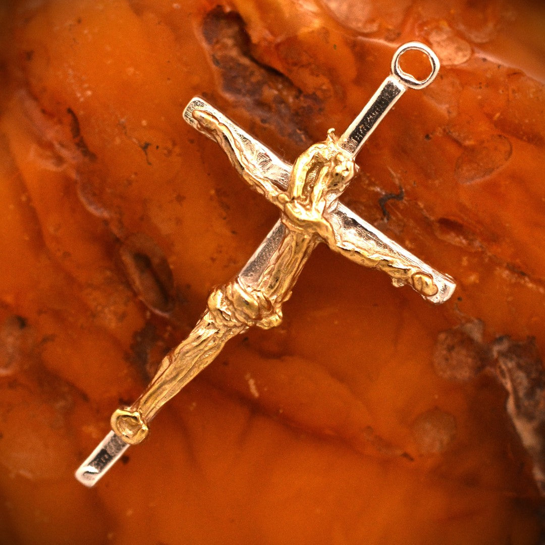 Сребърен медальон 925 „Златният кръст на Вярата“ – символ на духовност и закрила | Бохо – рустик – скулптурно бижу | Арт Дива