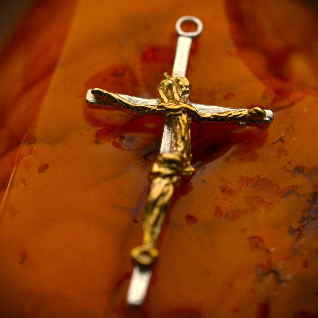 Сребърен медальон 925 „Златният кръст на Вярата“ – символ на духовност и закрила | Бохо – рустик – скулптурно бижу | Арт Дива