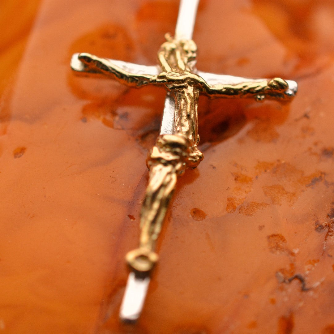 Сребърен медальон 925 „Златният кръст на Вярата“ – символ на духовност и закрила | Бохо – рустик – скулптурно бижу | Арт Дива
