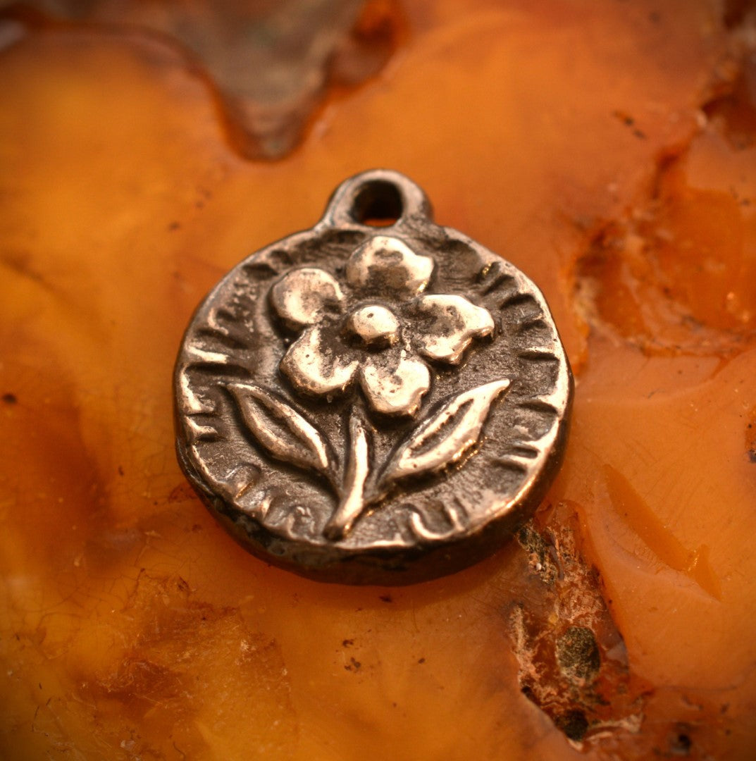 Сребърен медальон 925 с релефно цвете, символ на нежност и ново начало, ръчно изработено бохо-рустик скулптурно бижу от Арт Дива.