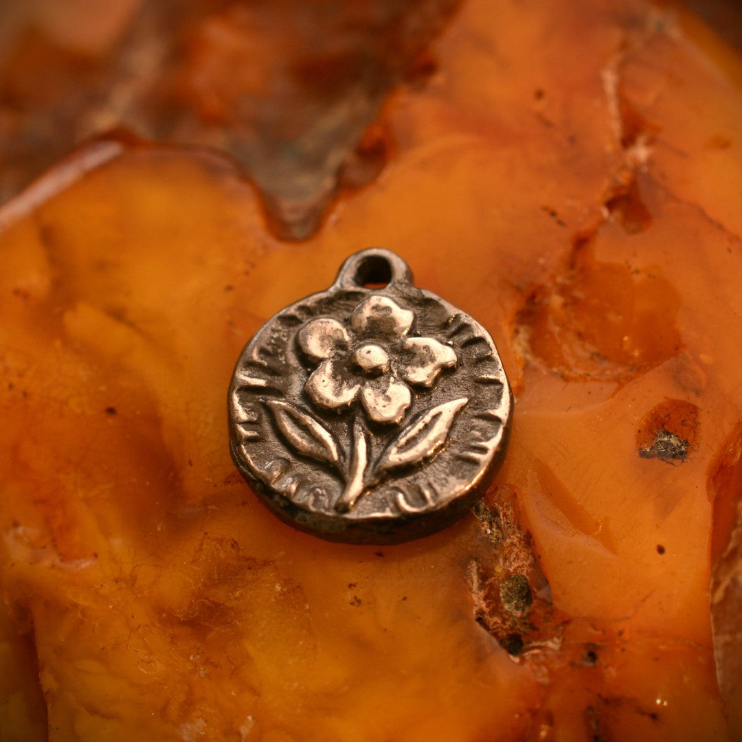 Сребърен медальон 925 „Цветна хармония“ – символ на нежност и ново начало | Бохо – рустик – скулптурно бижу | Арт Дива