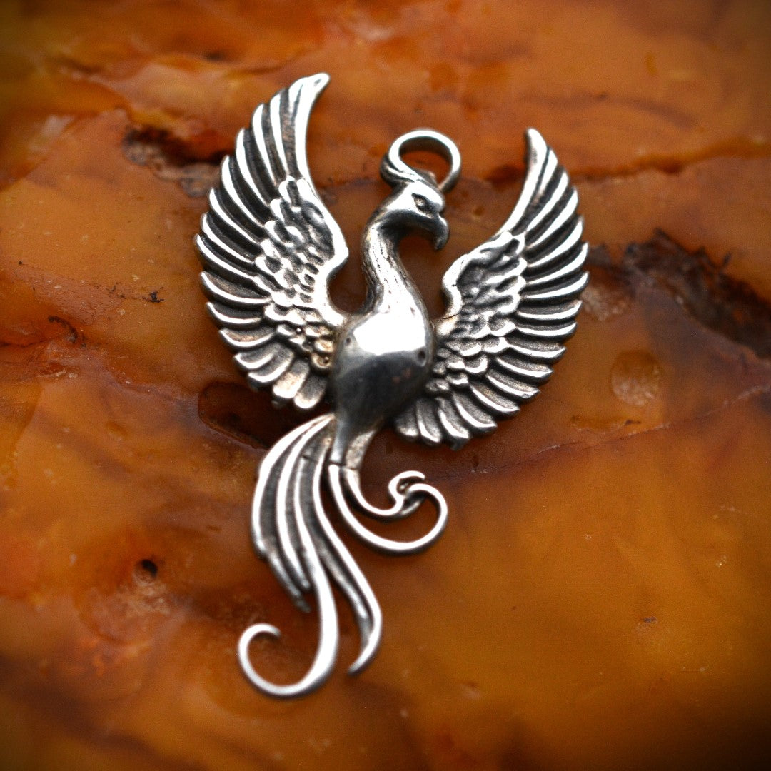 Сребърен медальон 925 феникс с оксидирано покритие, символ на сила, възраждане и ново начало, ръчно изработено бохо-рустик скулптурно бижу от Арт Дива.