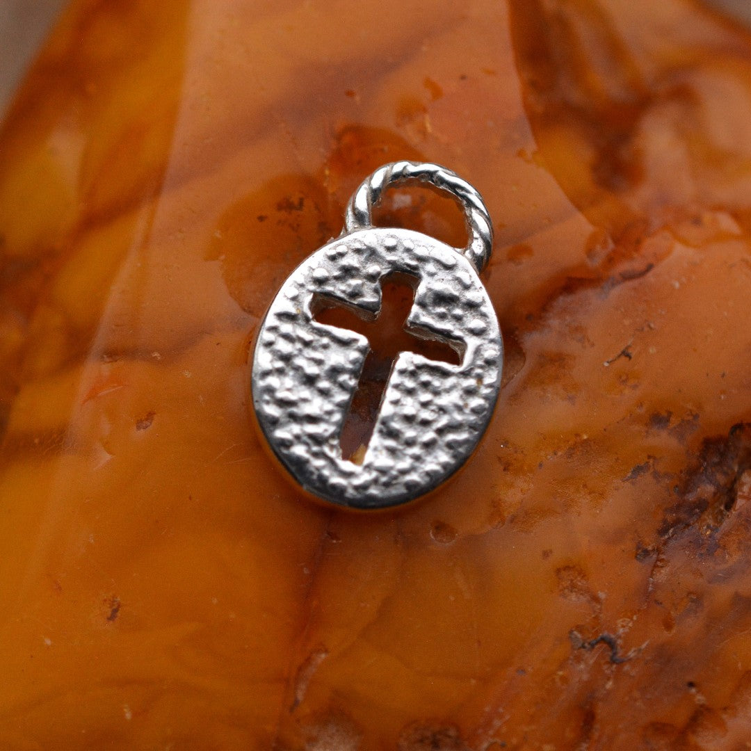 Сребърен медальон 925 „Кръстът на Смирението“ – символ на защита и вяра | Бохо – рустик – скулптурно бижу | Арт Дива