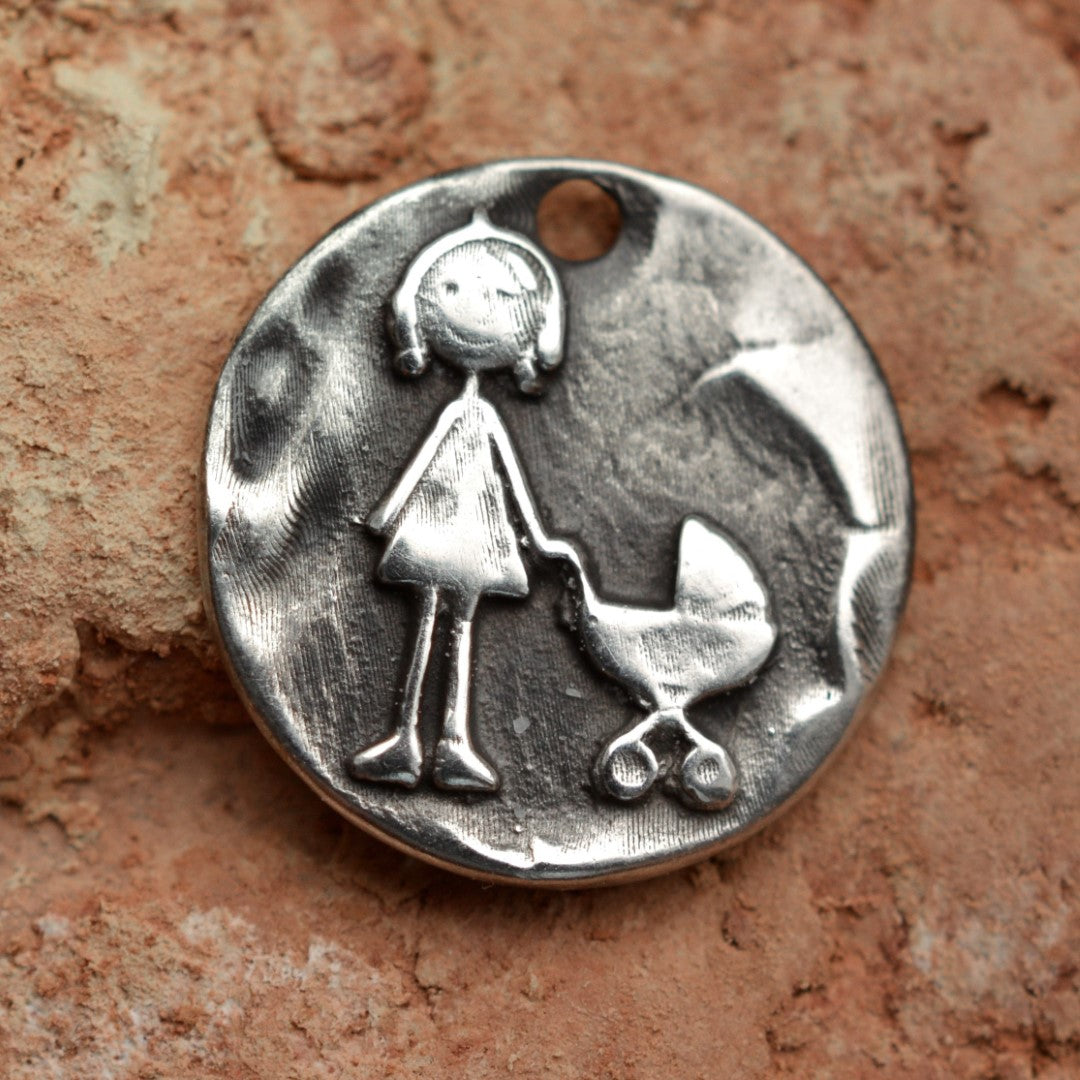 Сребърен медальон 925 „Разходка с количка“ – символ на нежност и ново начало | Бохо – рустик – скулптурно бижу | Арт Дива