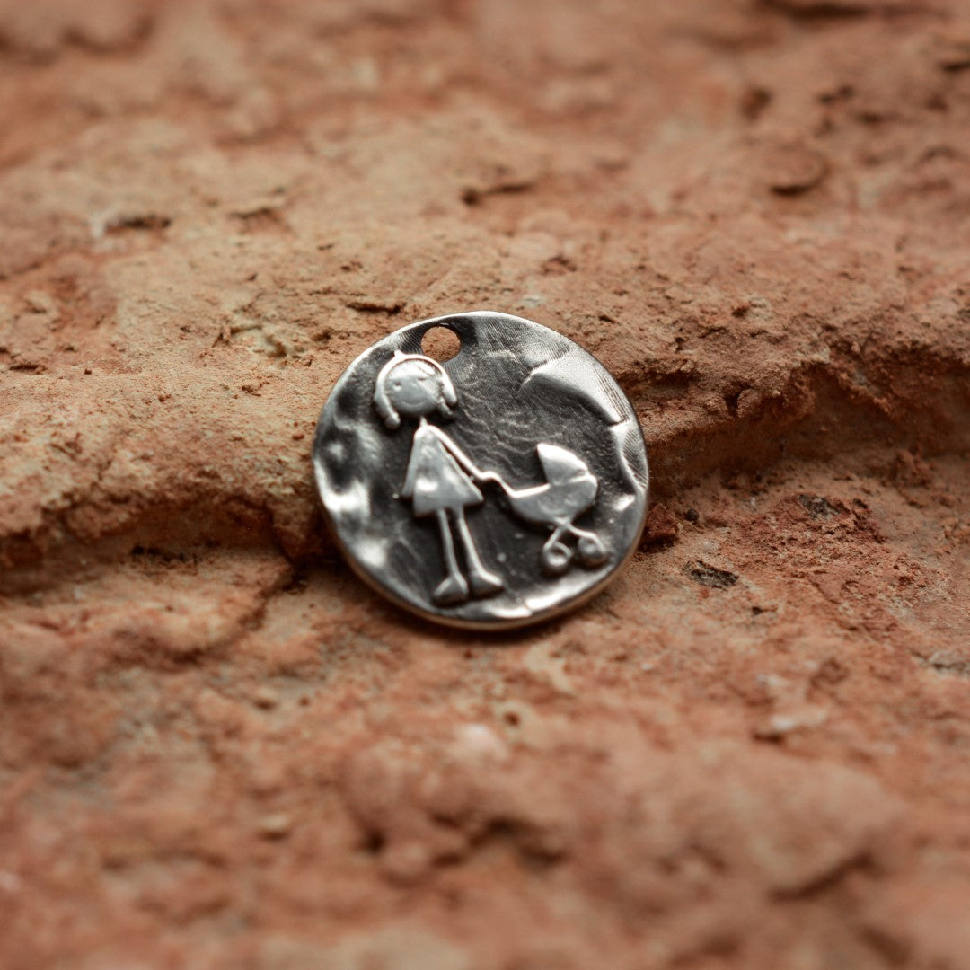 Сребърен медальон 925 „Разходка с количка“ – символ на нежност и ново начало | Бохо – рустик – скулптурно бижу | Арт Дива