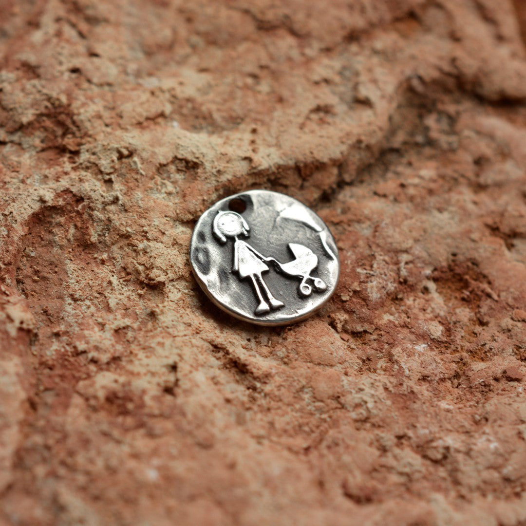 Сребърен медальон 925 „Разходка с количка“ – символ на нежност и ново начало | Бохо – рустик – скулптурно бижу | Арт Дива