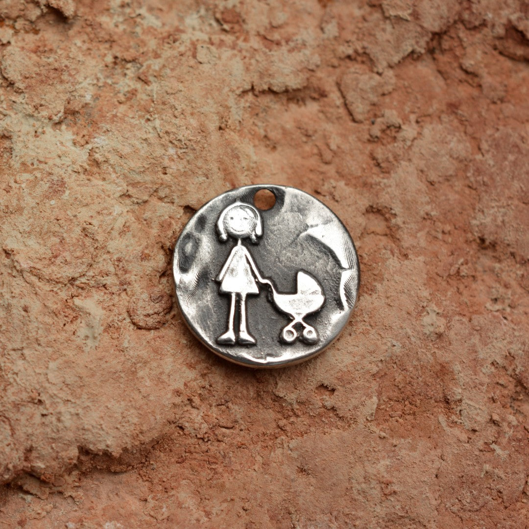 Сребърен медальон 925 „Разходка с количка“ – символ на нежност и ново начало | Бохо – рустик – скулптурно бижу | Арт Дива