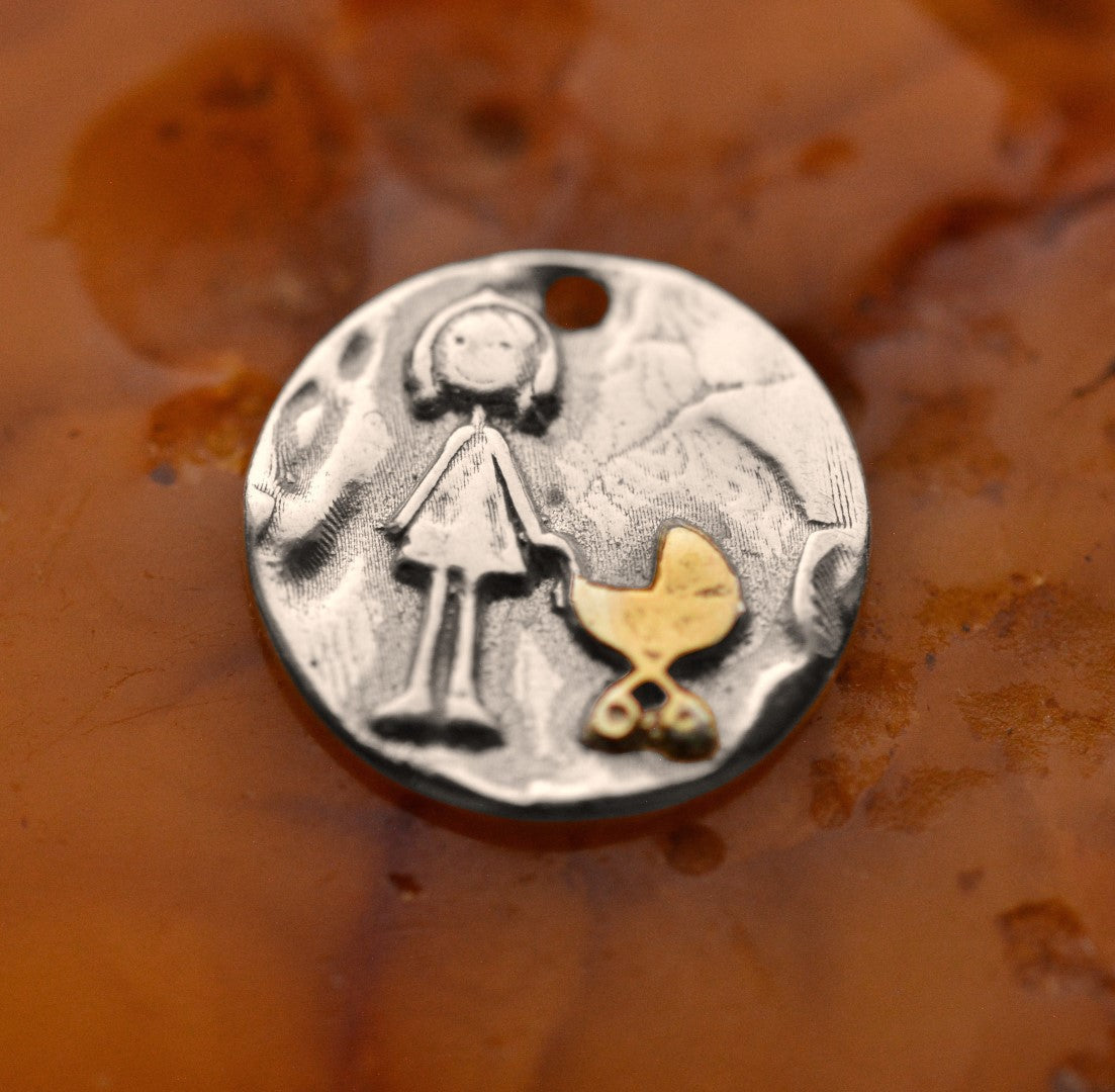 Сребърен медальон 925 майка с бебешка количка със златни акценти, символ на нежност и закрила, ръчно изработено бохо-рустик скулптурно бижу от Арт Дива.