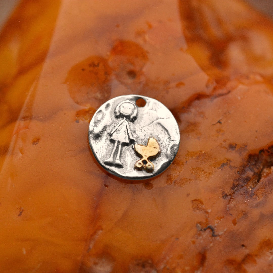 Сребърен медальон 925 „Майка и бебешка количка“ – символ на нежност и закрила | Бохо – рустик – скулптурно бижу | Арт Дива