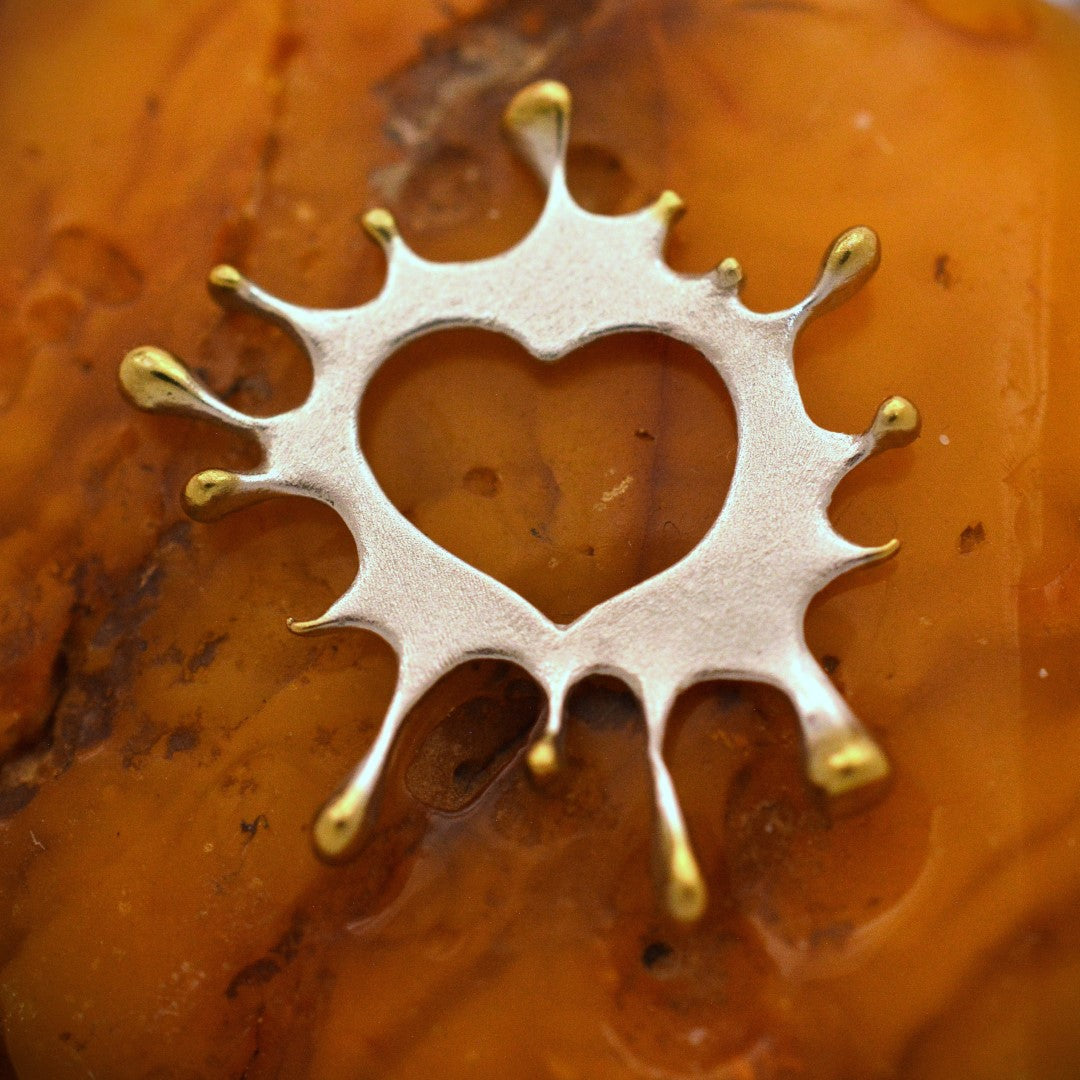 Сребърен медальон 925 „Сърце-пръски“ – талисман на творческата енергия и любовта към изкуството | Бохо – рустик – скулптурно бижу | Арт Дива