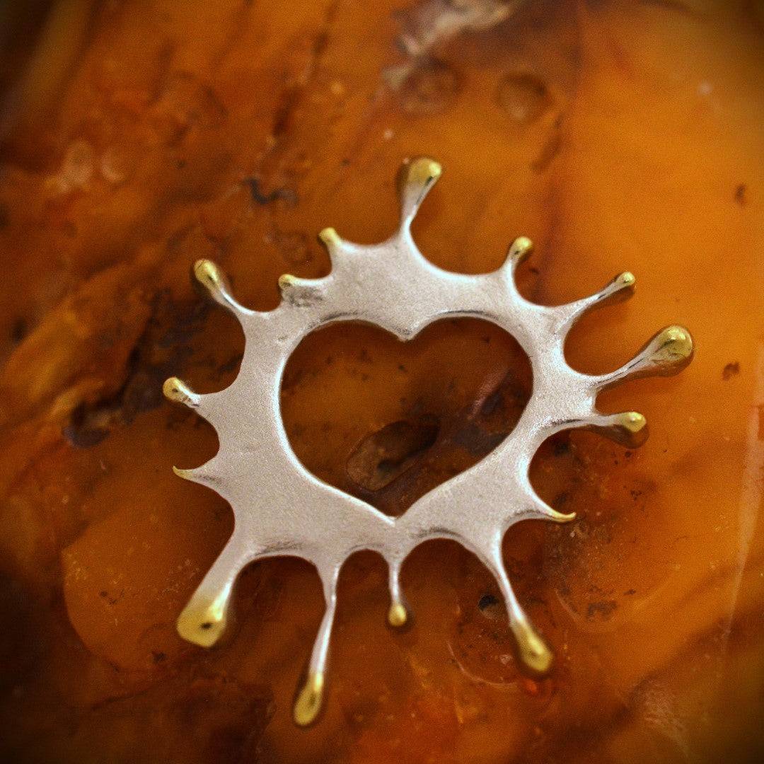 Сребърен медальон 925 „Сърце-пръски“ – талисман на творческата енергия и любовта към изкуството | Бохо – рустик – скулптурно бижу | Арт Дива