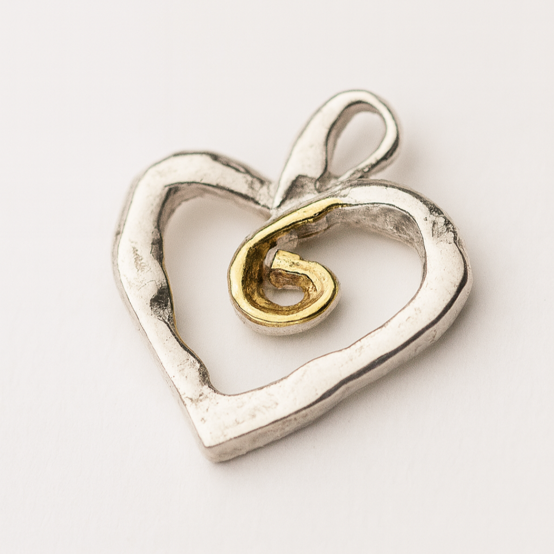 Сребърен медальон 925 „Сърце със златна спирала“ – символ на любов и вътрешна сила | Бохо – рустик – скулптурно бижу | Арт Дива