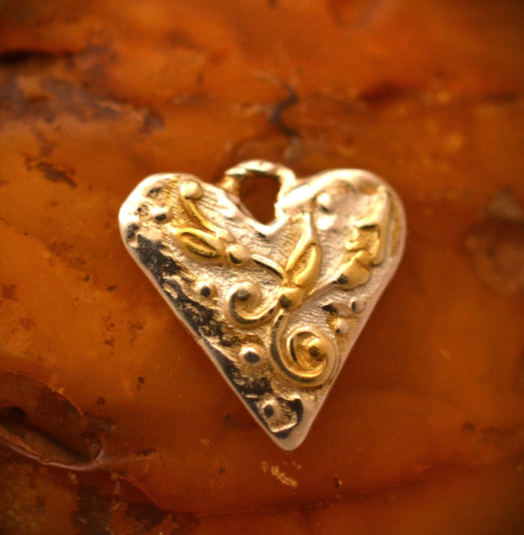 Сребърен медальон 925 сърце със златни орнаменти, символ на любов и нежност, ръчно изработено бохо-рустик скулптурно бижу от Арт Дива.