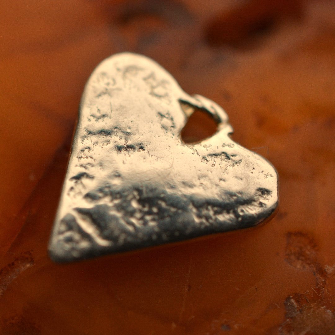 Сребърен медальон 925 „Сърце със златни орнаменти“ – символ на любов и нежност | Бохо – рустик – скулптурно бижу | Арт Дива