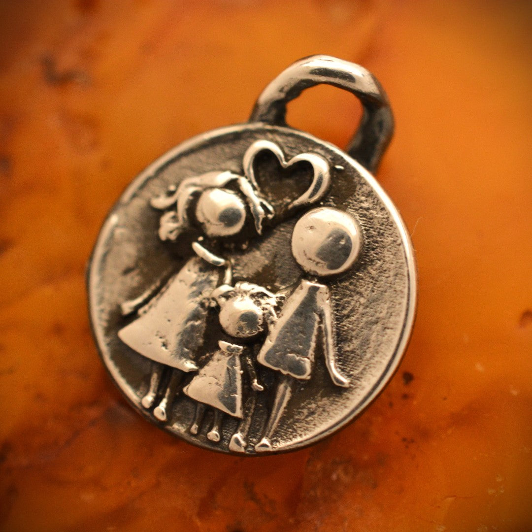 Сребърен медальон 925 семейство с три фигури и сърце, символ на любов и единство, ръчно изработено бохо-рустик скулптурно бижу от Арт Дива.