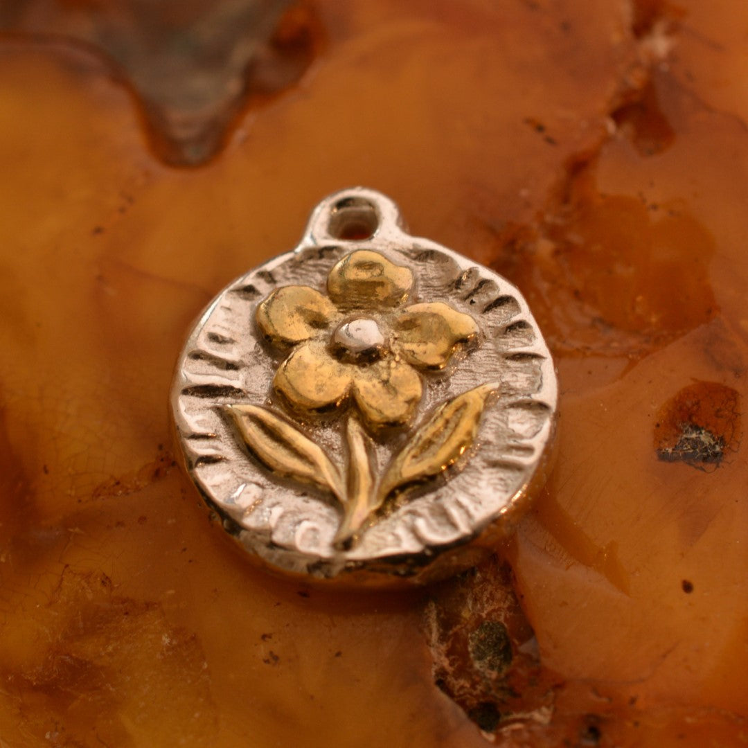 Сребърен медальон 925 с релефно цвете и златни акценти, символ на нежност и ново начало, ръчно изработено бохо-рустик скулптурно бижу от Арт Дива.