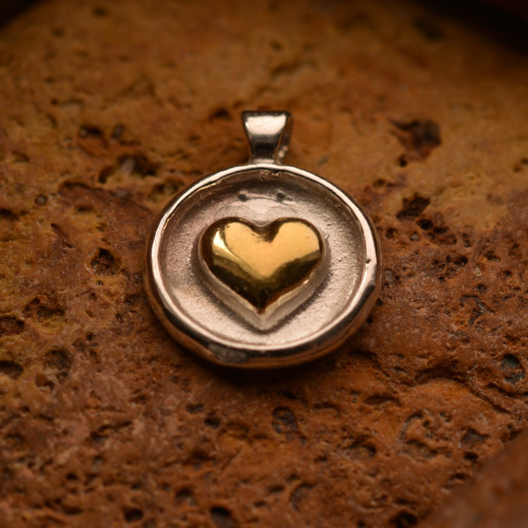 Сребърен медальон 925 със златни акценти сърце, символ на любов и нежност, ръчно изработено бохо-рустик скулптурно бижу от Арт Дива.