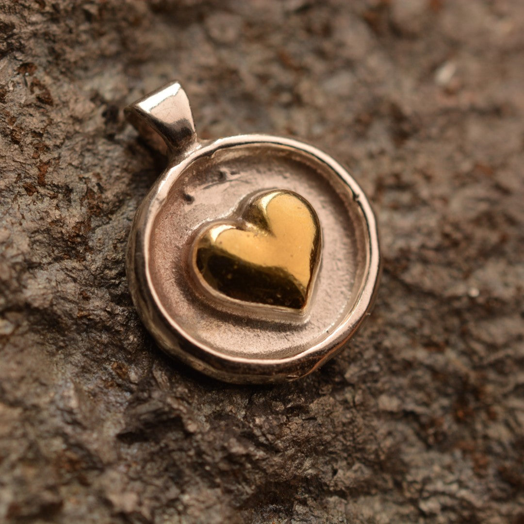 Сребърен медальон 925 „Златното сърце“ – символ на любов и нежност | Бохо – рустик – скулптурно бижу | Арт Дива